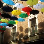 Barevné deštníky nad ulicí Česká